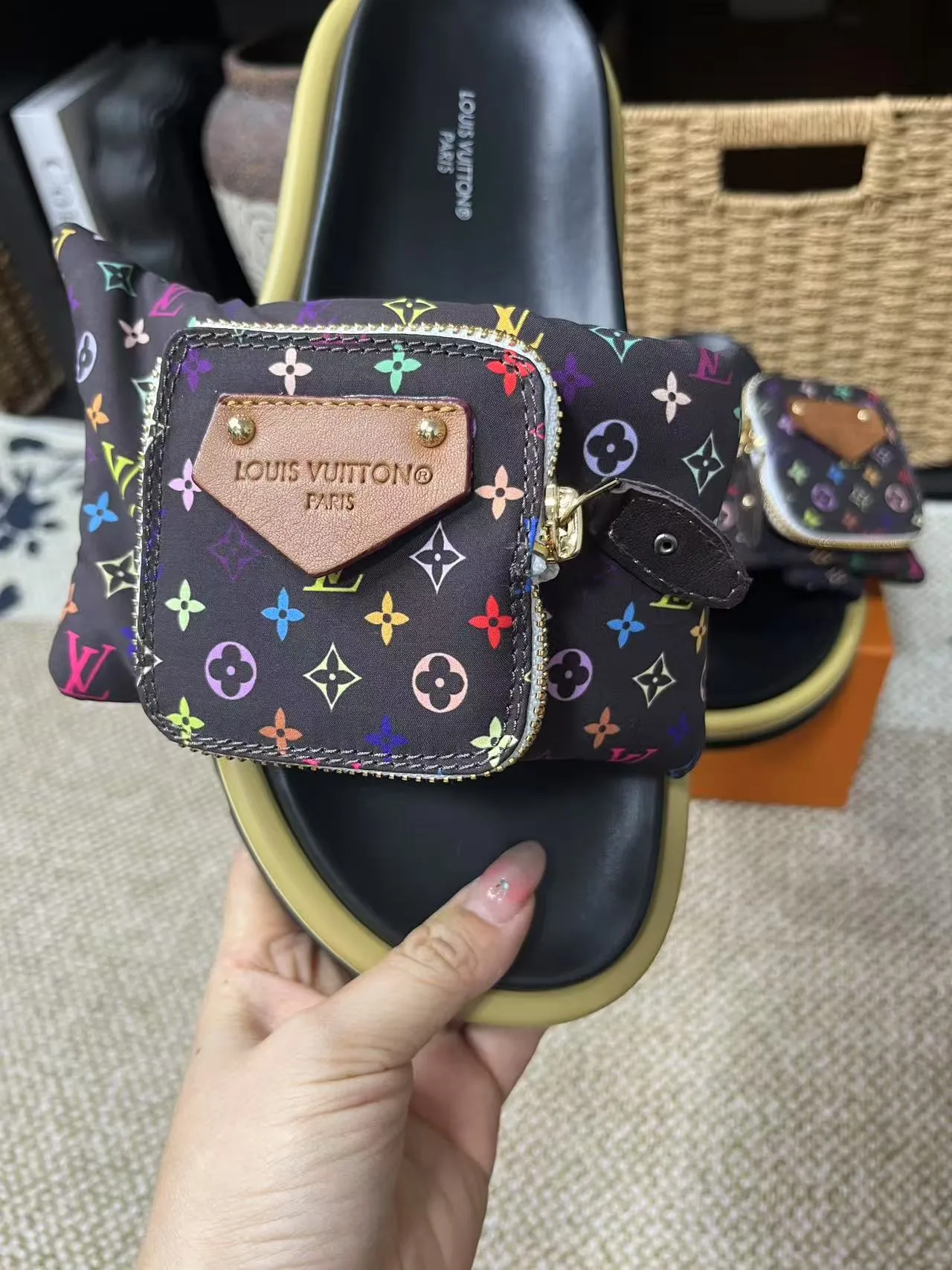 P380 yuan LV Louis Vuitton Full of high-end feel! A popular model among bloggers at home and abroad, it’s retro and fashionable, and looks stunning on your feet! Mainly recommended model on the official website★ ━━━━━ ЅᏇєєt ━━━━━ ▪️Upper: original calfskin ➕5D printing process ▪️Inner: imported mixed sheepskin ▪️Outsole: original molded foam outsole ▪️Size: Female 35-40 Men's 39-44 (women's 41 men's 45)